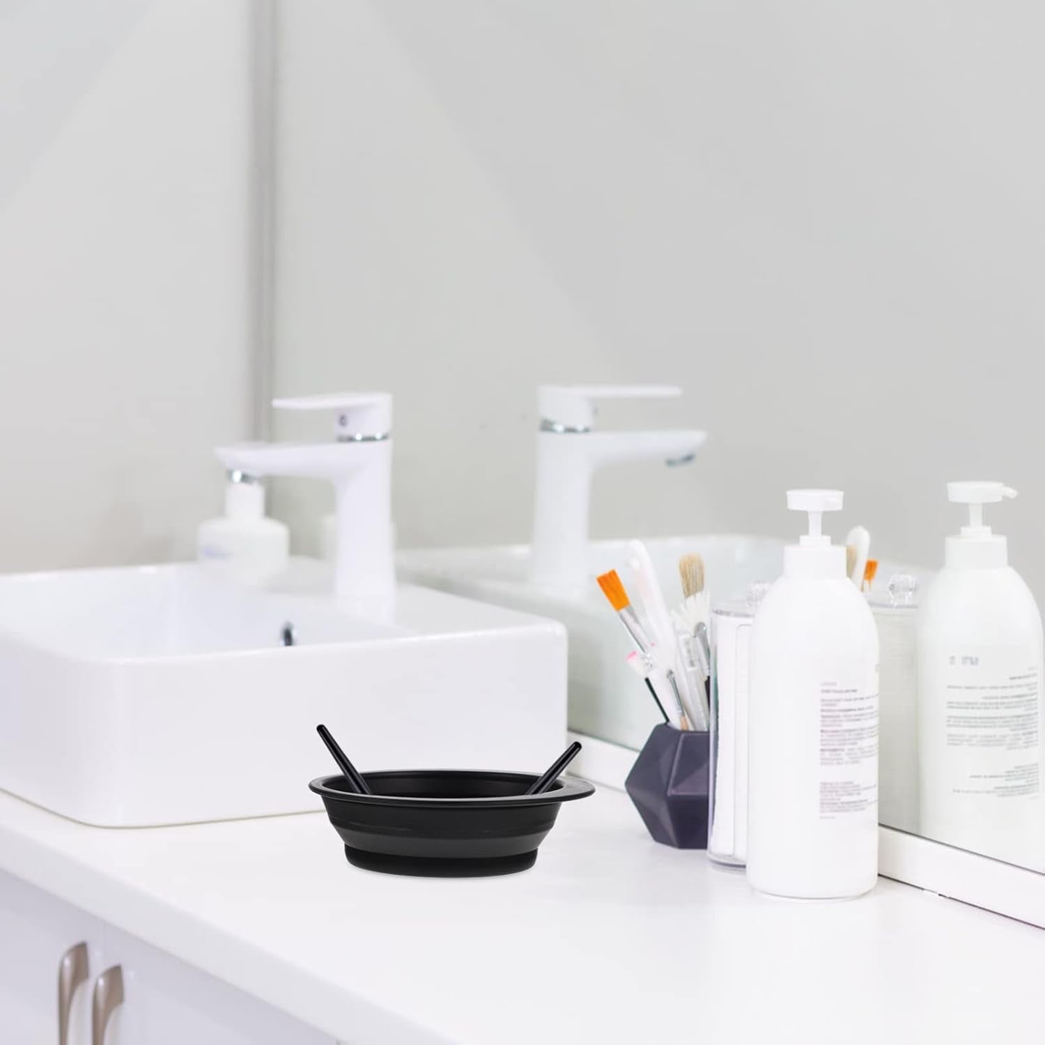 Silicone Makeup Brush Cleaning Pad and Bowl 5.78X4.33 Inch Handheld Beauty Tool Cleaner for Eyeshadow Brow Brushes and Makeup Accessories